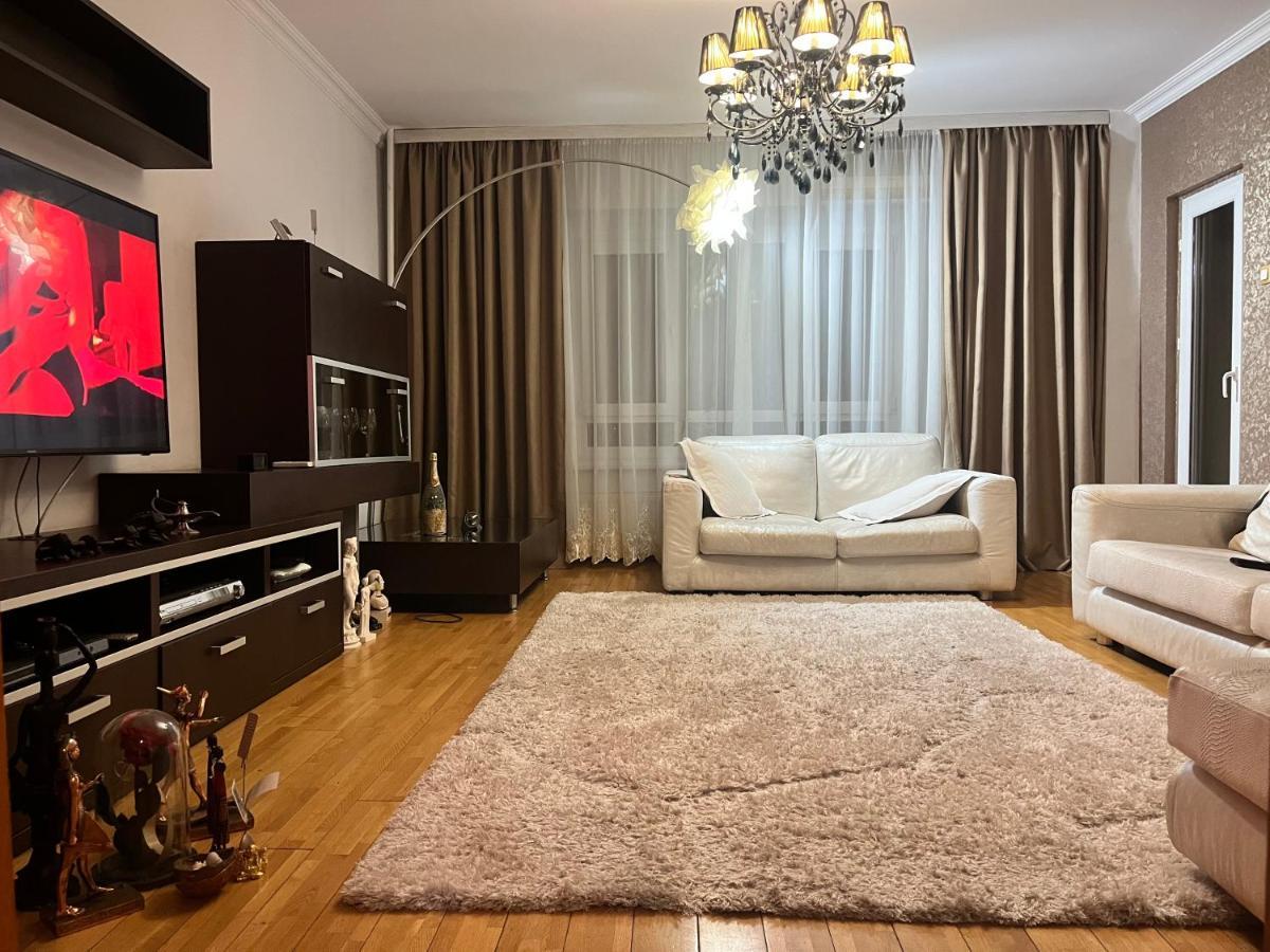 Charming Apartment/king Size Bed Bucharest